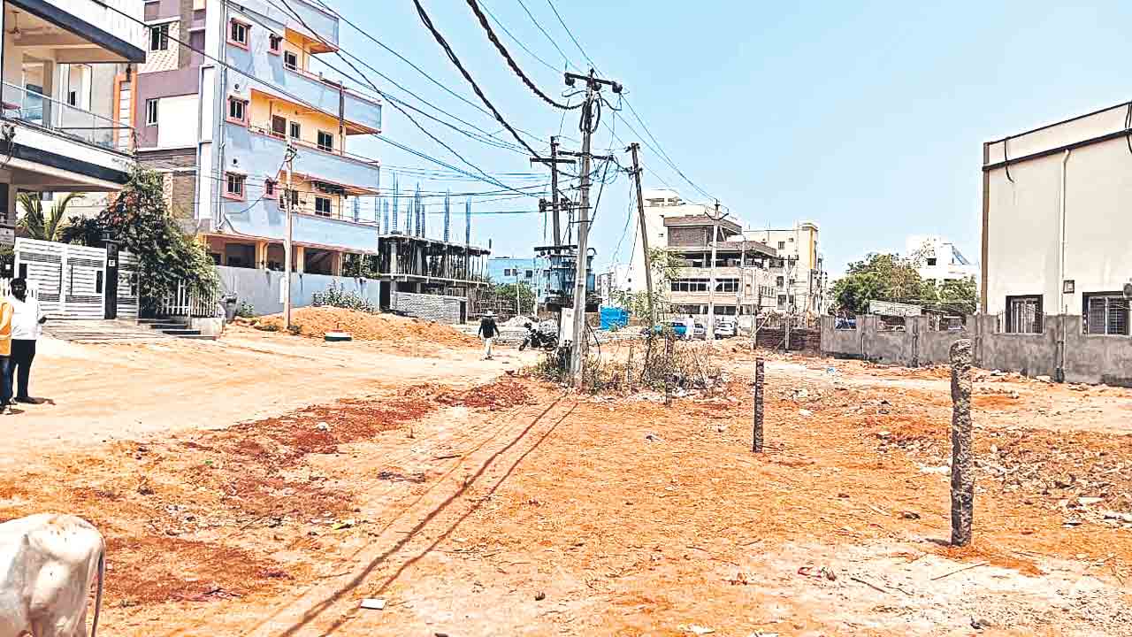 Bandlaguda Jagir | ప్రభుత్వ స్థలంలో ప్రైవేటు రోడ్డు.. అనుమతులు లేని లేఅవుట్‌కు దారి