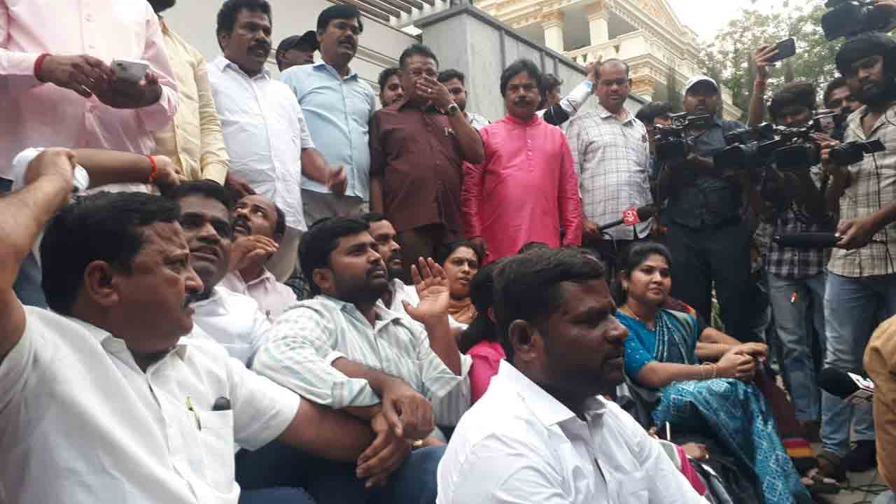 Protest | ఎమ్మెల్సీ కవిత ఇంటిపై ఈడీ దాడులు.. బీఆర్‌ఎస్‌ శ్రేణుల నిరసన.. ఖబడ్దార్‌ మోదీ అంటూ నినాదాలు.. Video