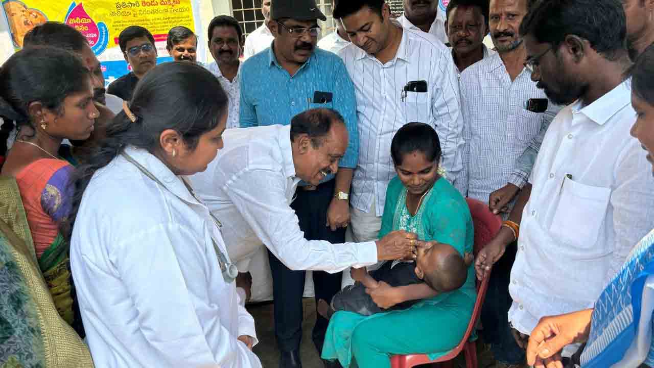 పిల్లలకు పోలియో చుక్కల పంపిణీ