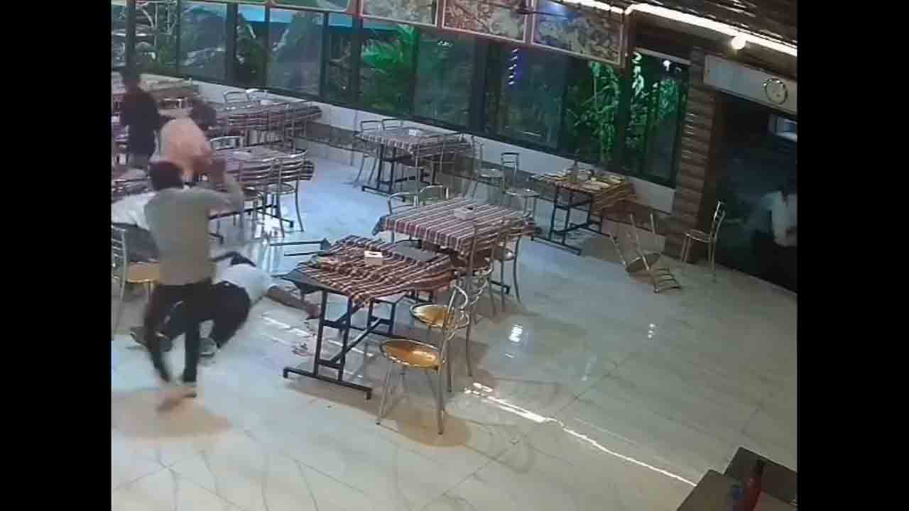 Crime news | తలపై పిస్టల్‌తో కాల్చి, వేట కత్తులతో నరికి.. పుణె హోటల్‌లో దారుణ హత్య