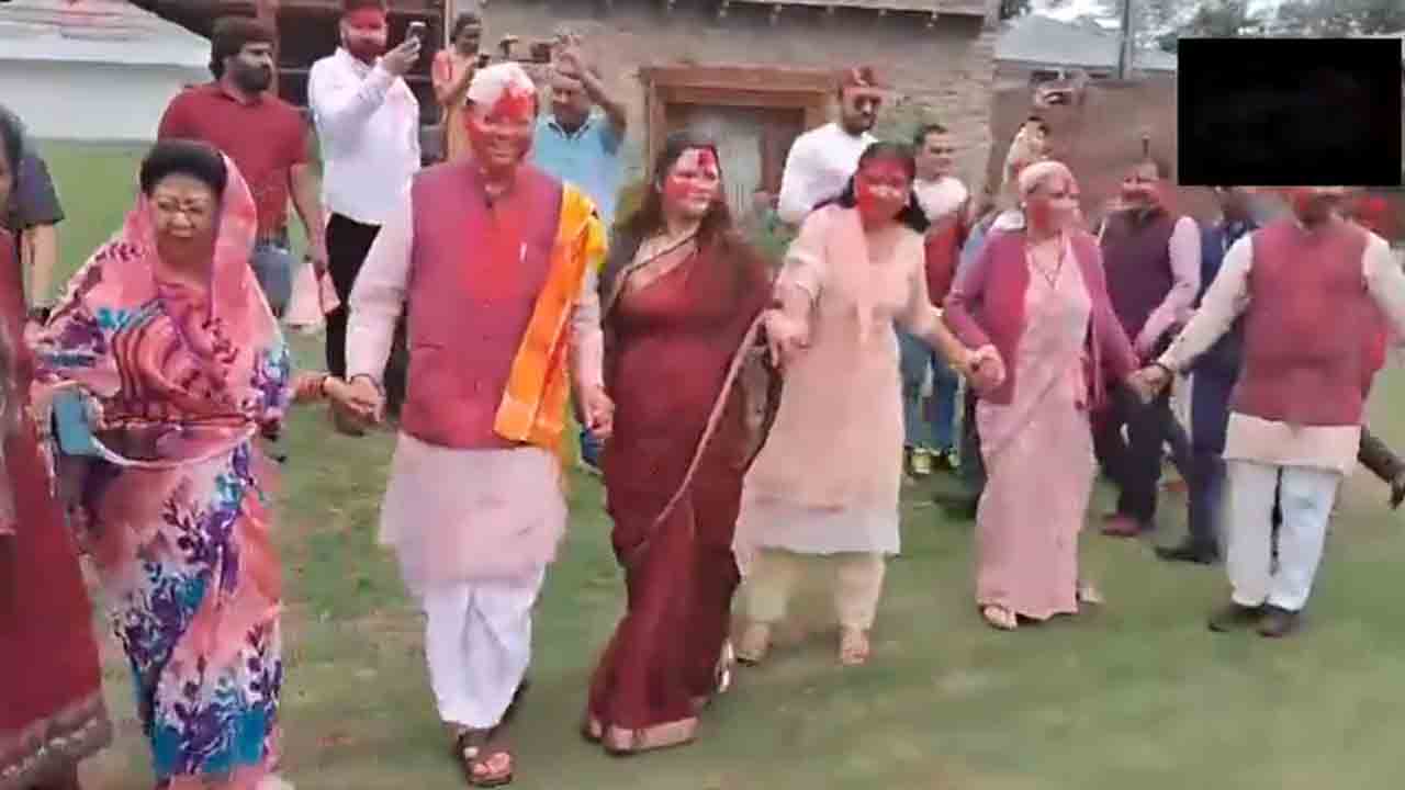 Uttarakhand CM | తల్లి, భార్యతో కలిసి హోలీ డ్యాన్స్‌ చేసిన ఉత్తరాఖండ్‌ సీఎం.. Video