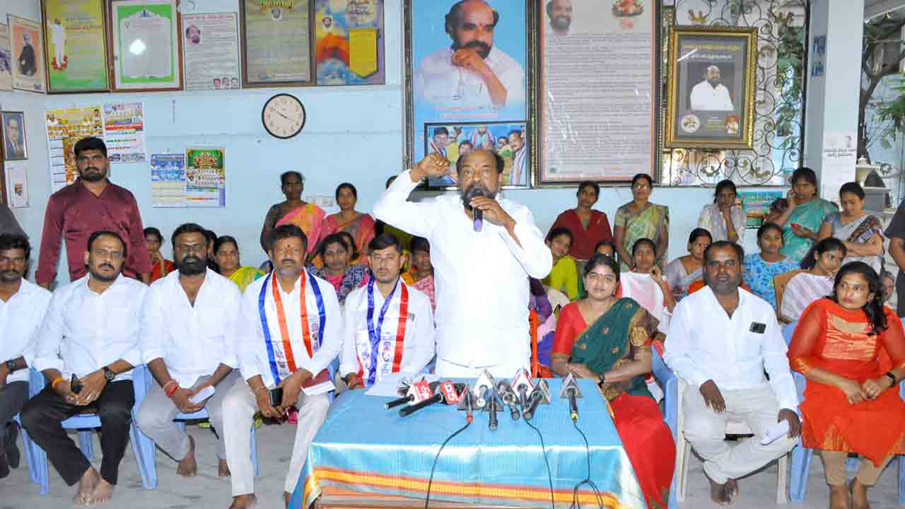 R. Krishnaiah | పోస్టులు తగ్గిస్తూ నోటిఫికేషన్‌లు వేస్తామంటే ఊరుకోం : ఆర్‌. కృష్ణయ్య