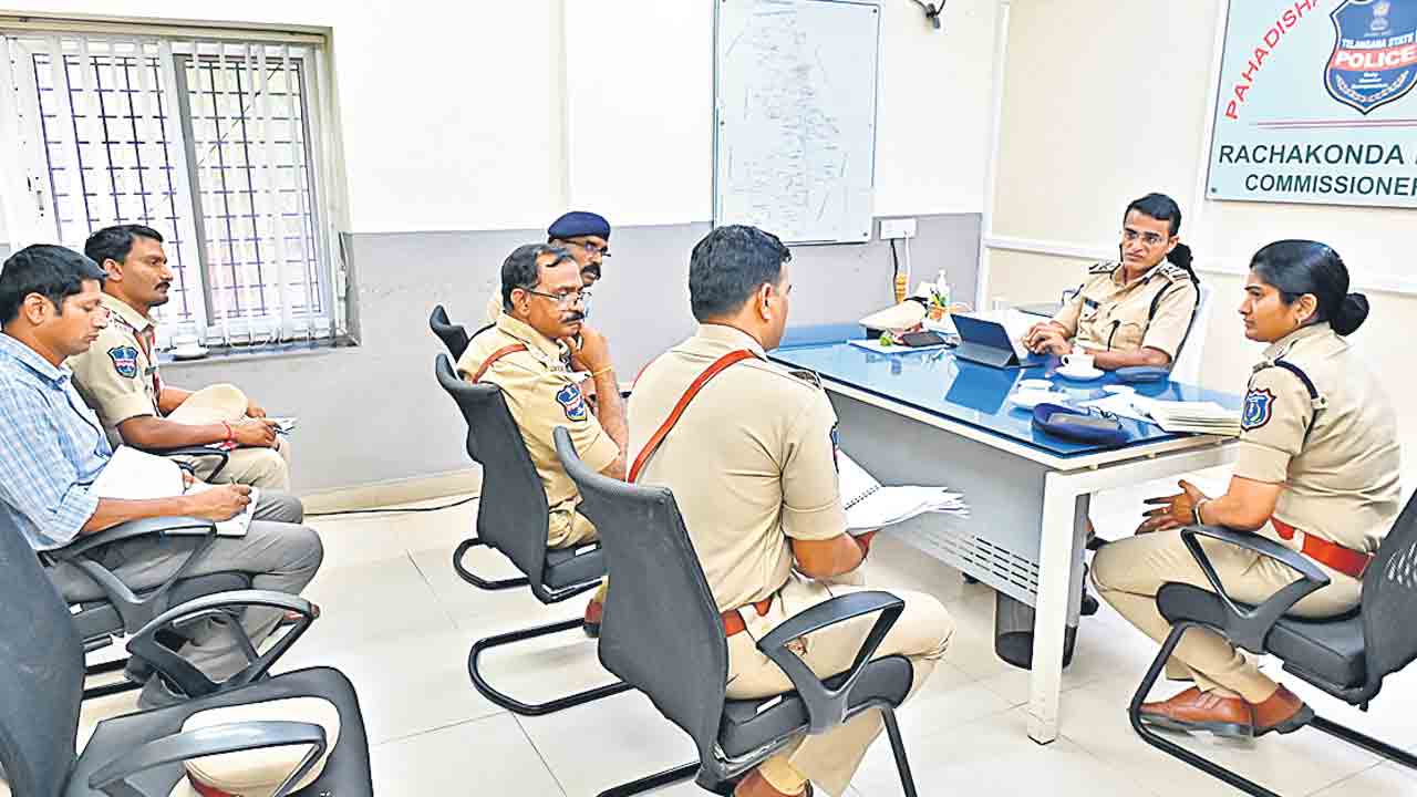 పోలీసులు అప్రమత్తంగా ఉండాలి