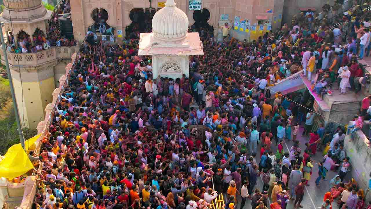 Railing Collapses | ముందస్తు హోలీ వేడుకల్లో అపశృతి.. ఆలయంలో రెయిలింగ్‌ కూలి 22 మందికి గాయాలు