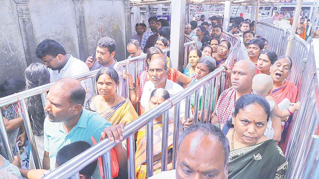 రాజన్న ఆలయంలో రద్దీ