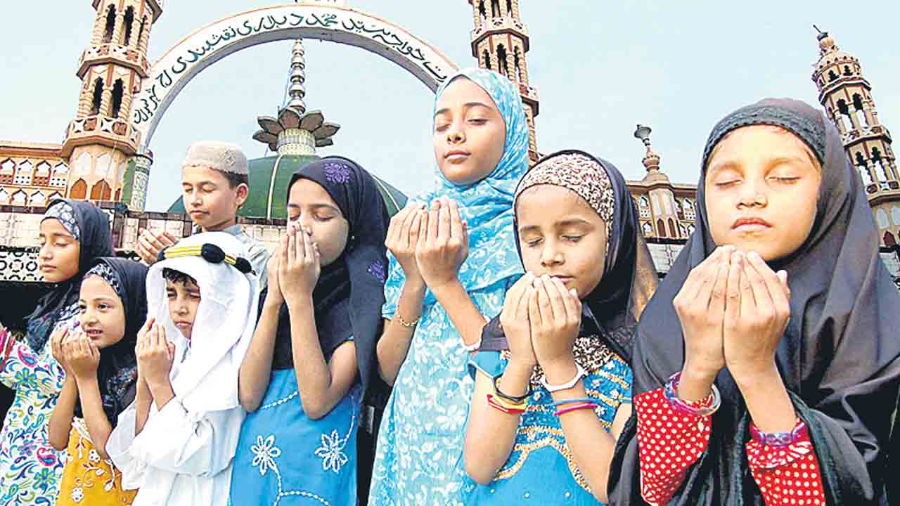 కనిపించిన నెలవంక