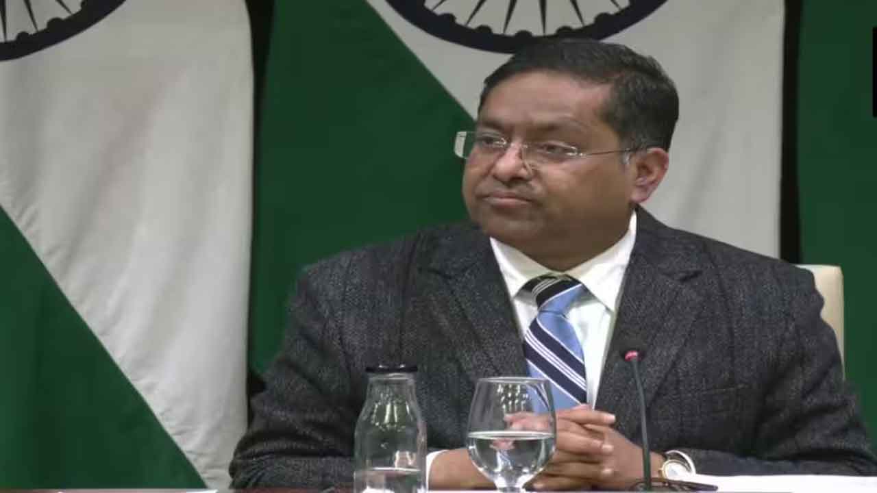 అధిక వేతనాల ఆశ చూపి..