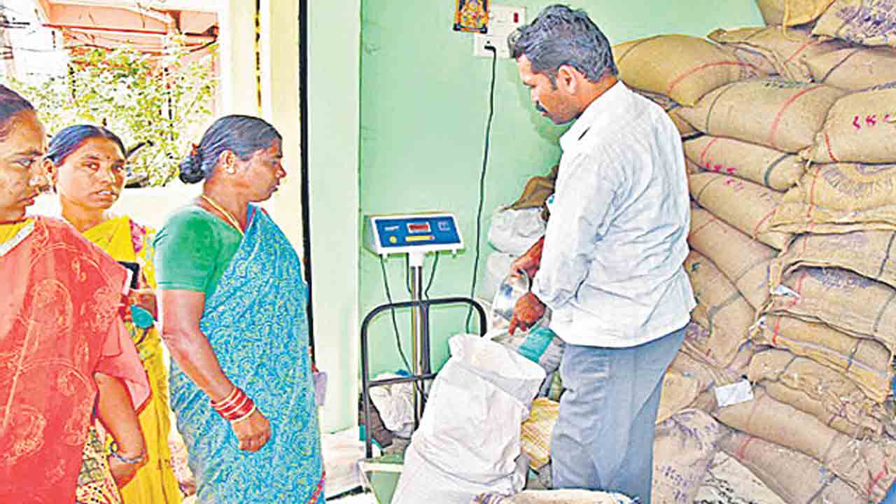 Ration Shops | డీలర్లకు పౌరసరఫరాల శాఖ కీలక ఆదేశాలు.. రేషన్‌ పంపిణీలో మొదలైన గందరగోళం