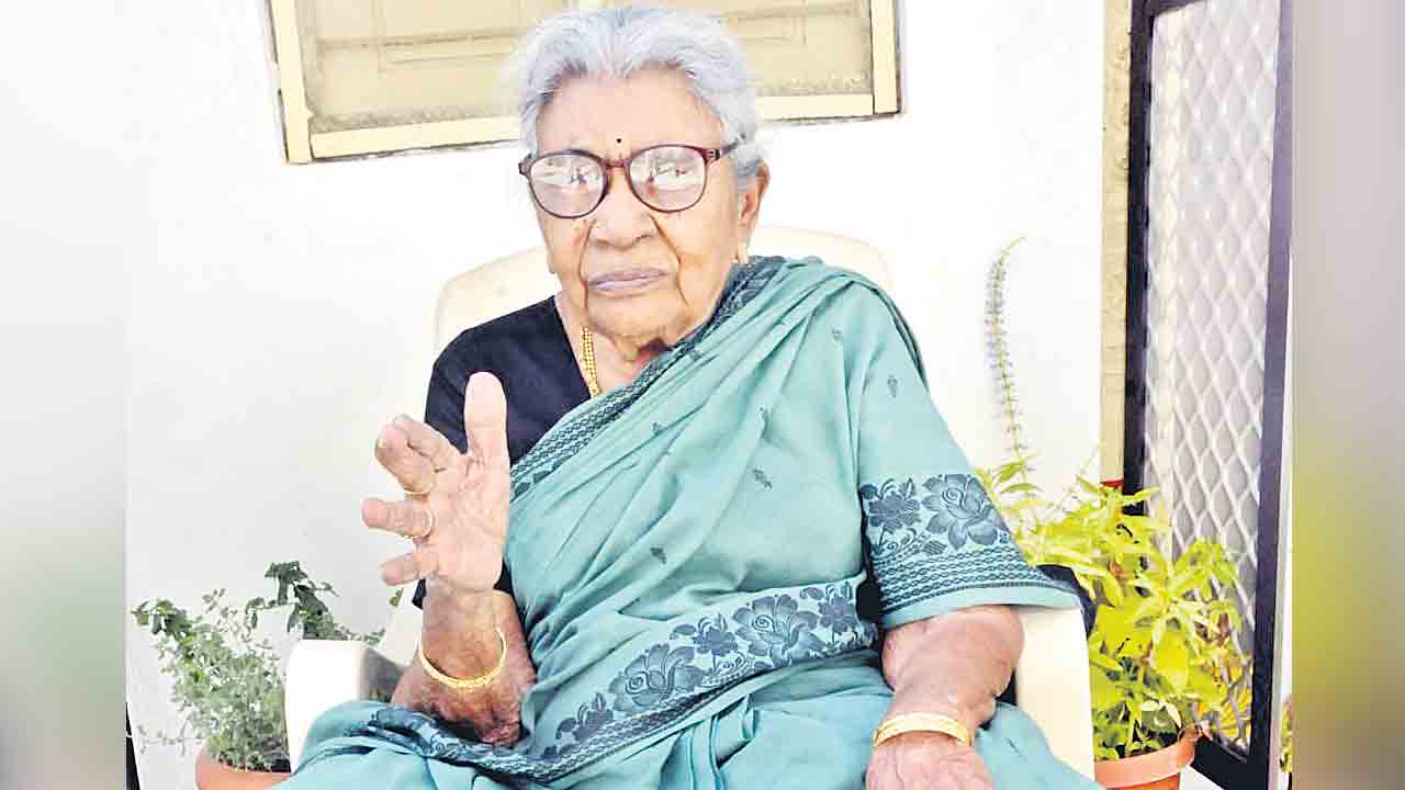 గుర్రాల సరోజనమ్మకు ఉత్తమ మహిళా అవార్డు