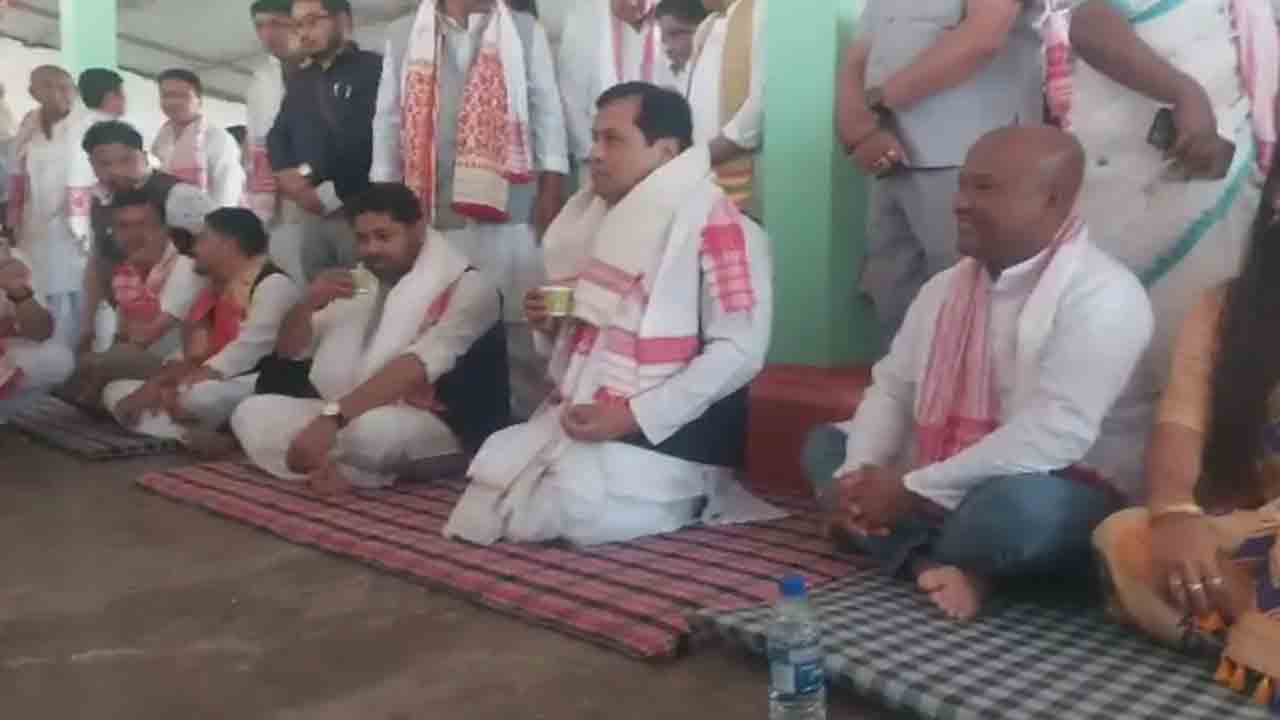 Rival Assam Candidates Have Tea | కలిసి టీ తాగిన ప్రత్యర్థి పార్టీ అభ్యర్థులు.. దేవుడి ఆశీర్వాదాలు   కోరారు