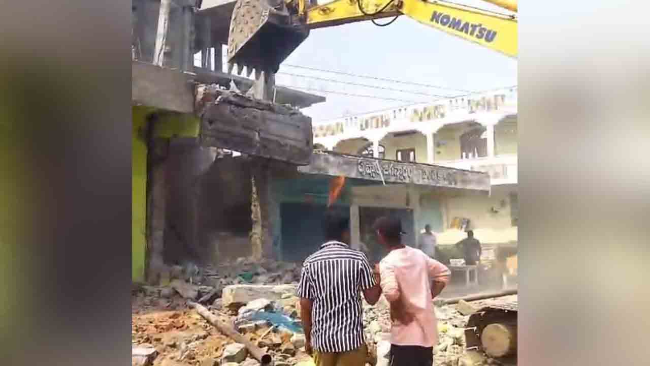 సెంట్రల్‌ లైటింగ్‌ కోసం రోడ్డు విస్తరణ