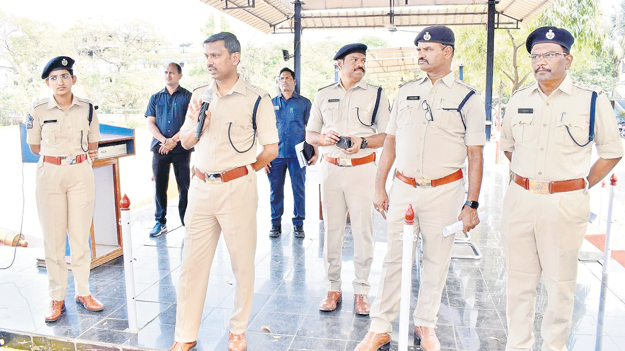 నడవడిక మార్చుకోండి..