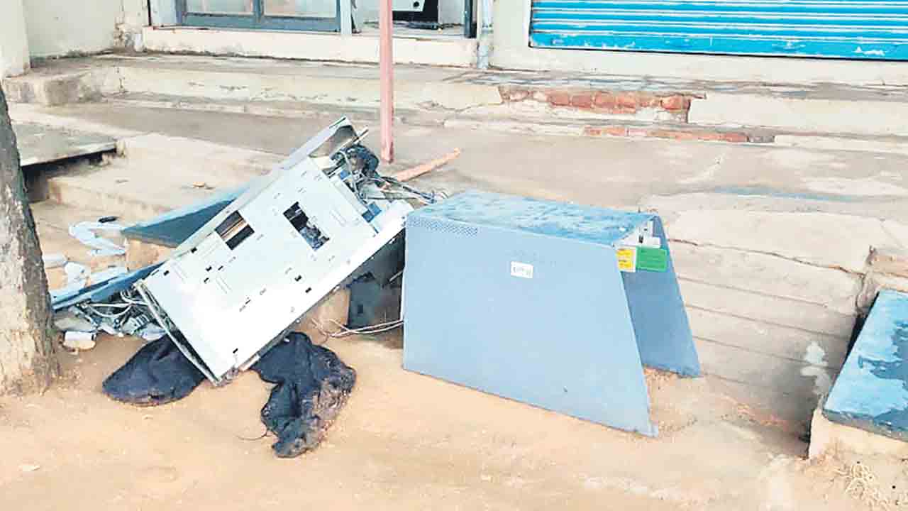 ఏటీఎంలో భారీ చోరీ