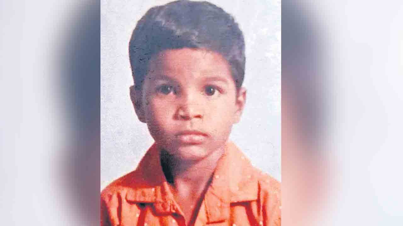 విద్యార్థిని చితకబాదిన ఉపాధ్యాయుడు