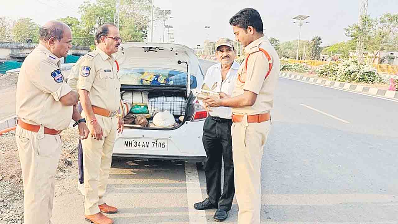 రూ.2.30 లక్షల నగదు స్వాధీనం