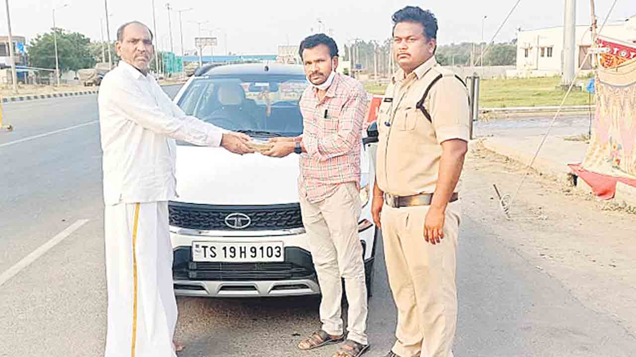 చొప్పరిపల్లిలో రూ. 52 వేలు స్వాధీనం