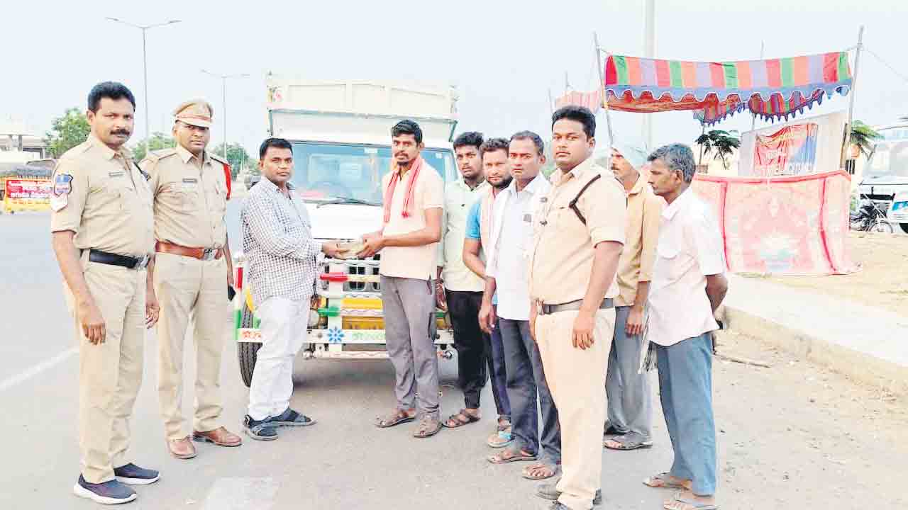 సోమగూడెం చెక్‌ పోస్ట్‌ వద్ద రూ.6.93 లక్షలు సీజ్‌