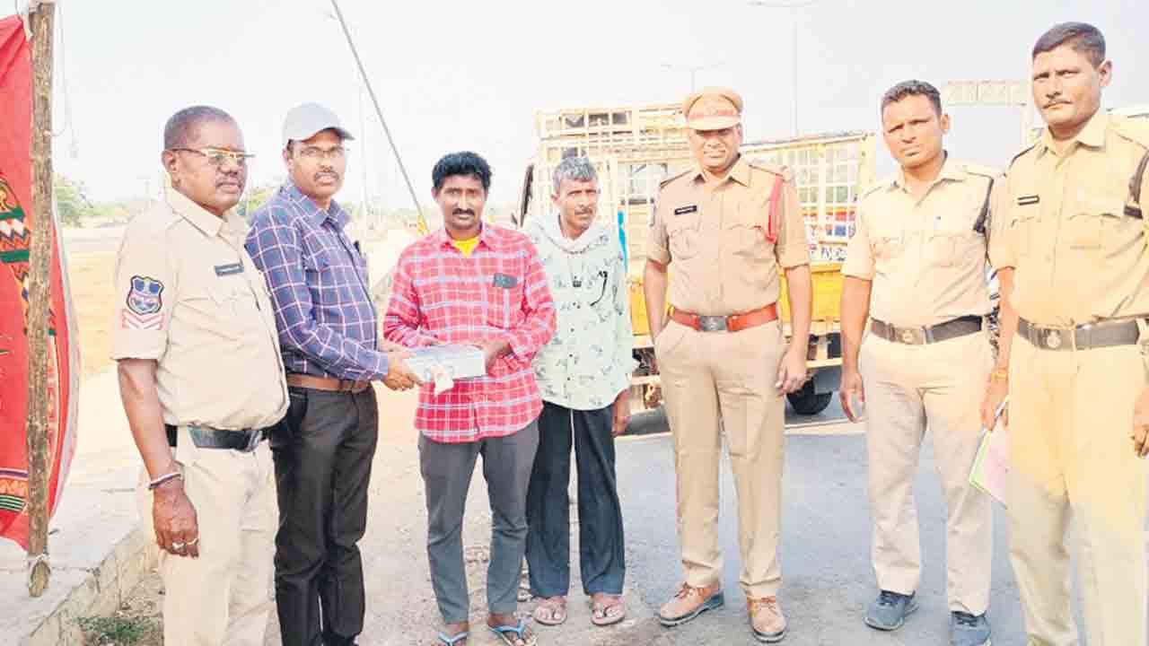 సోమగూడెం చెక్‌పోస్టు వద్ద రూ. లక్ష స్వాధీనం