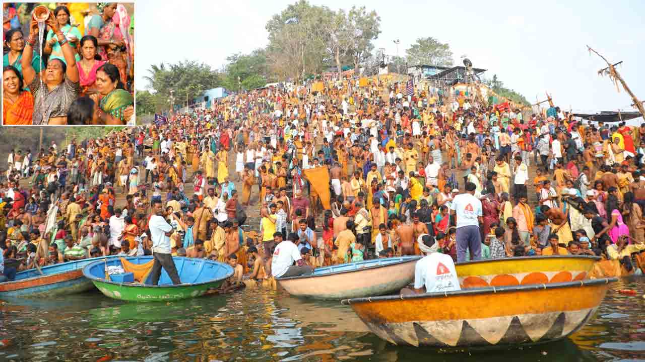 Srisailam | భక్తులతో కిక్కిరిసిన శ్రీగిరి.. పుర‌వీధులు కిట‌కిట‌.. అంద‌రికీ అలంకార ద‌ర్శ‌న‌మే..!