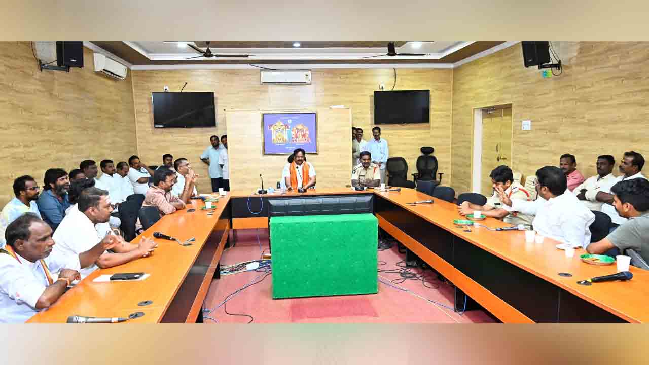 Srisailam | భక్తులతో వ్యాపారులు స్నేహ భావంతో మెలగాలి.. శ్రీ‌శైలం ఈఓ పెద్దిరాజు