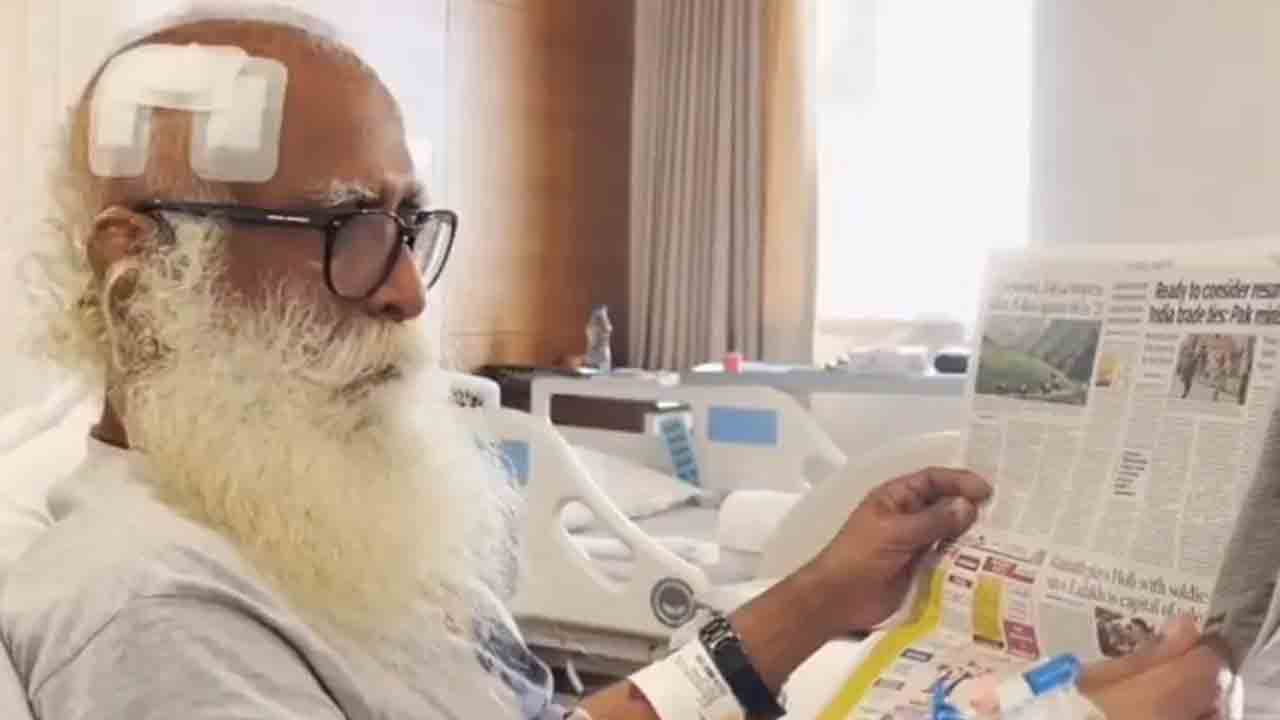 Jaggi Vasudev | ఆసుపత్రి బెడ్‌పై పేపర్‌ చదువుతూ.. హెల్త్‌ అప్‌డేట్‌ ఇచ్చిన సద్గురు