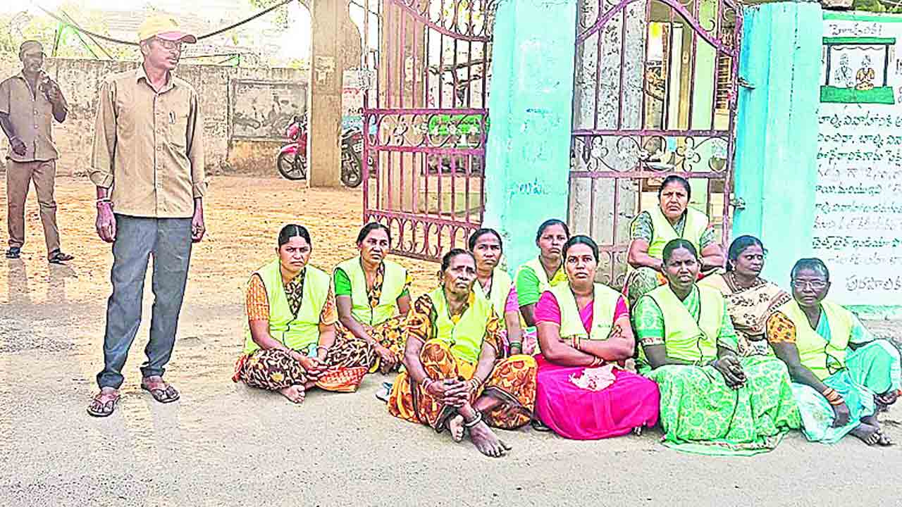 వేతనాల కోసం పారిశుధ్య కార్మికుల ధర్నా