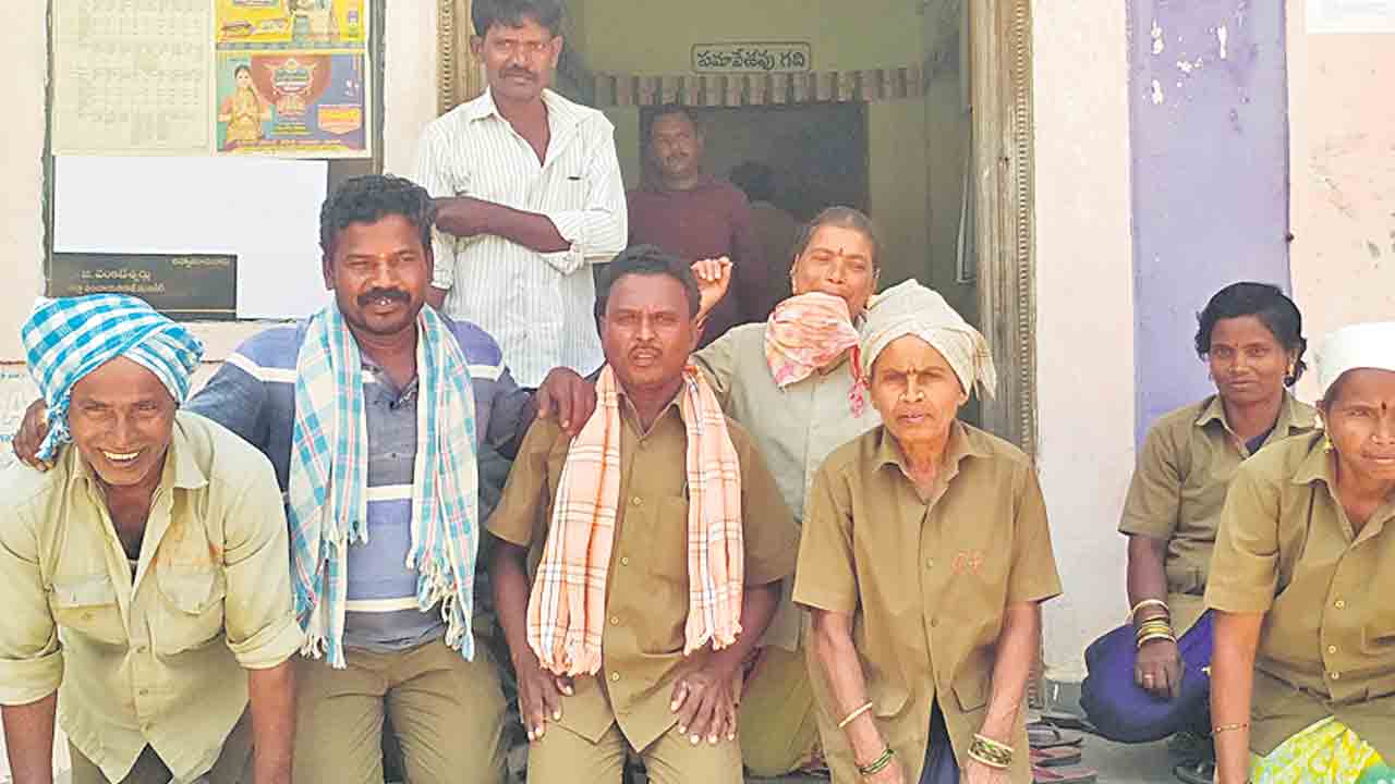 మోకాళ్లపై నిల్చుని పారిశుధ్య కార్మికుల నిరసన