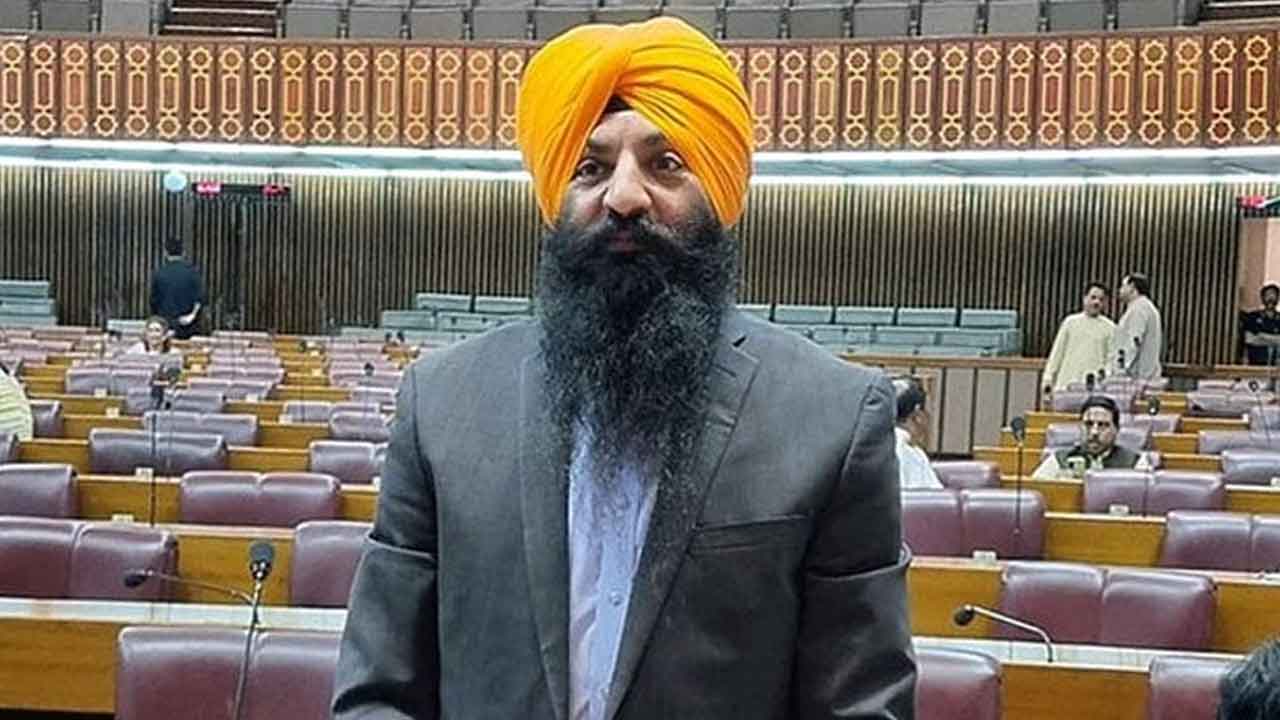 Pakistan | పాక్‌లో తొలి సిక్కు మంత్రిగా సర్దార్‌ రమేశ్‌ సింగ్‌ అరోరా