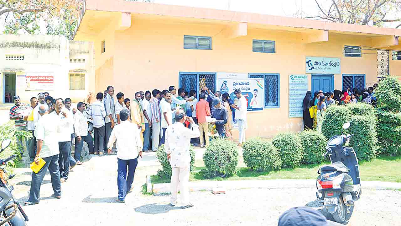 సేవా కేంద్రాల్లో బారులు..