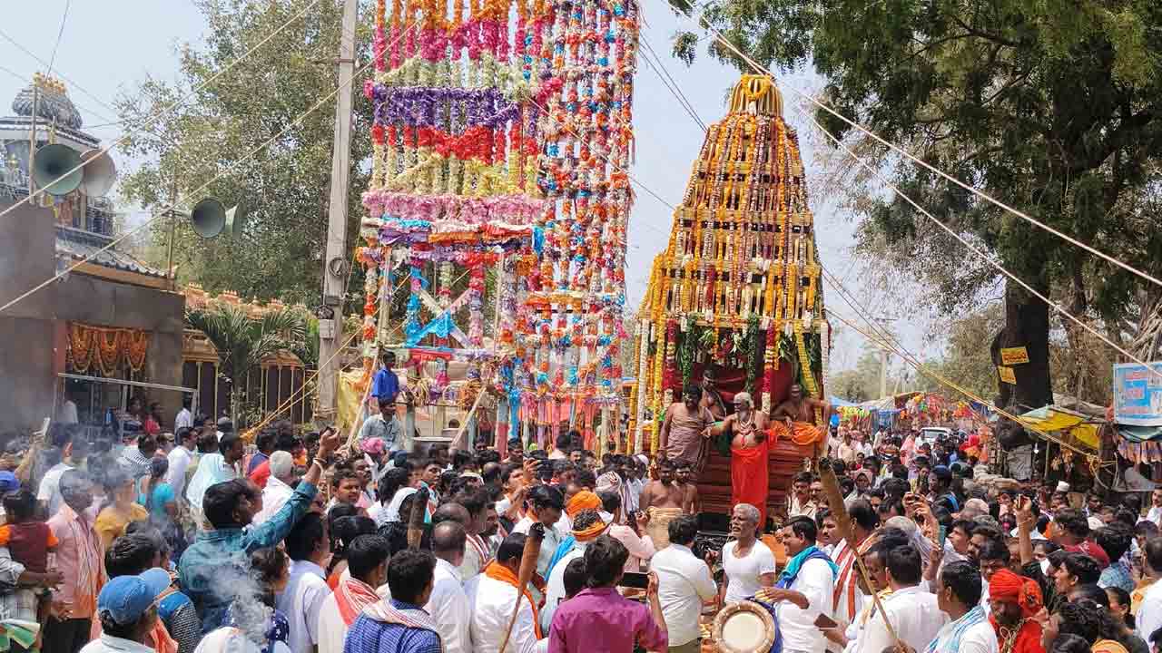 అంగరంగ వైభవంగా రథోత్సవం