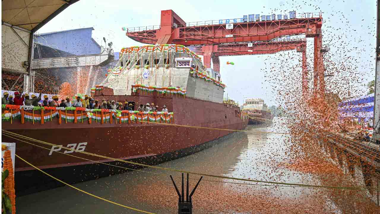 నావికా దళంలోకి రెండు యుద్ధ నౌకలు