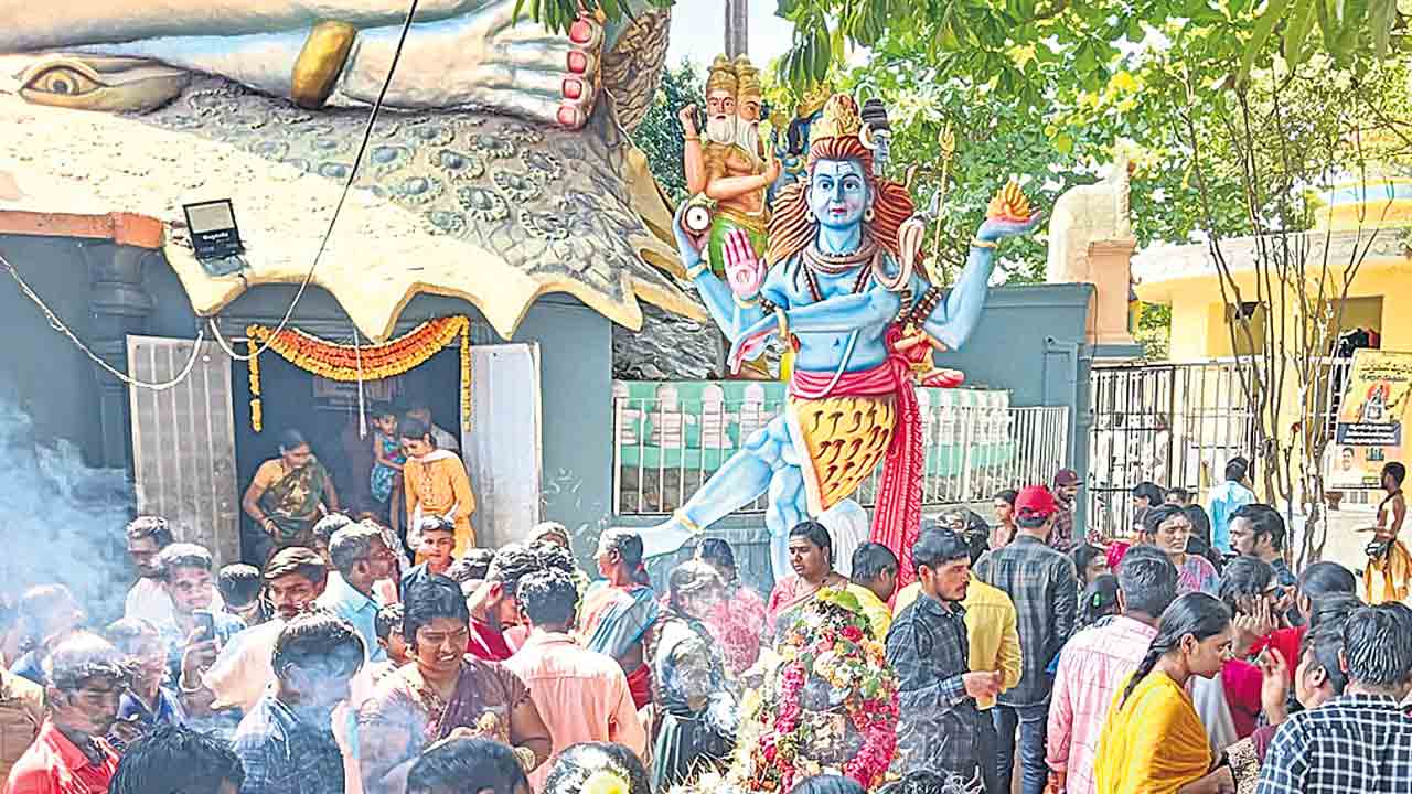 ముక్కంటి..నినుగంటి..