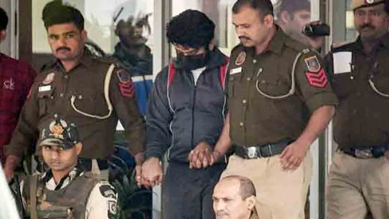 Aaftab Poonawala | శ్రద్ధా హత్య నిందితుడు అఫ్తాబ్‌ను 8 గంటలు జైలు గది బయటకు అనుమతించాలి: కోర్టు