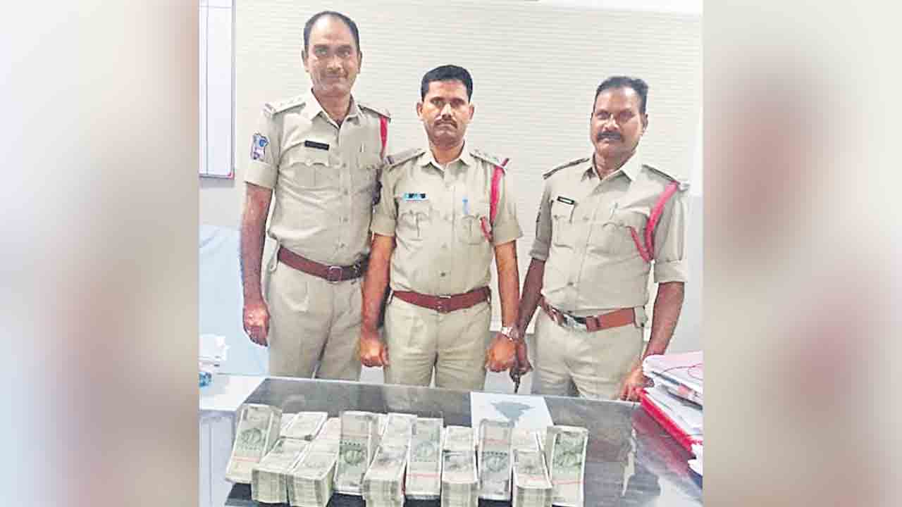 వాహనాల తనిఖీలో రూ.50లక్షలు పట్టివేత