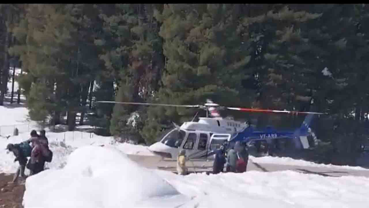 Snow | మంచులో చిక్కుకున్న 120 మంది ప్రయాణికులు.. ప్రత్యేక హెలిక్యాప్టర్‌లలో తరలింపు