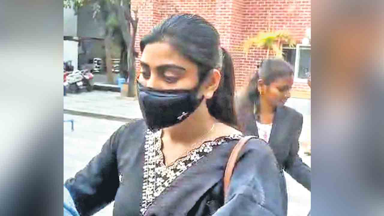 Sowmya Janu | ట్రాఫిక్‌ హోంగార్డుపై దాడి.. విచారణకు నటి సౌమ్యా జాను