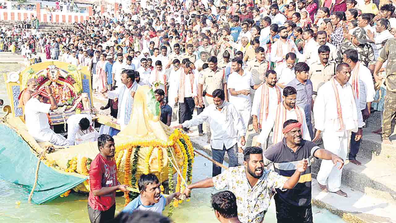 కనుల పండువగా తెప్పోత్సవం