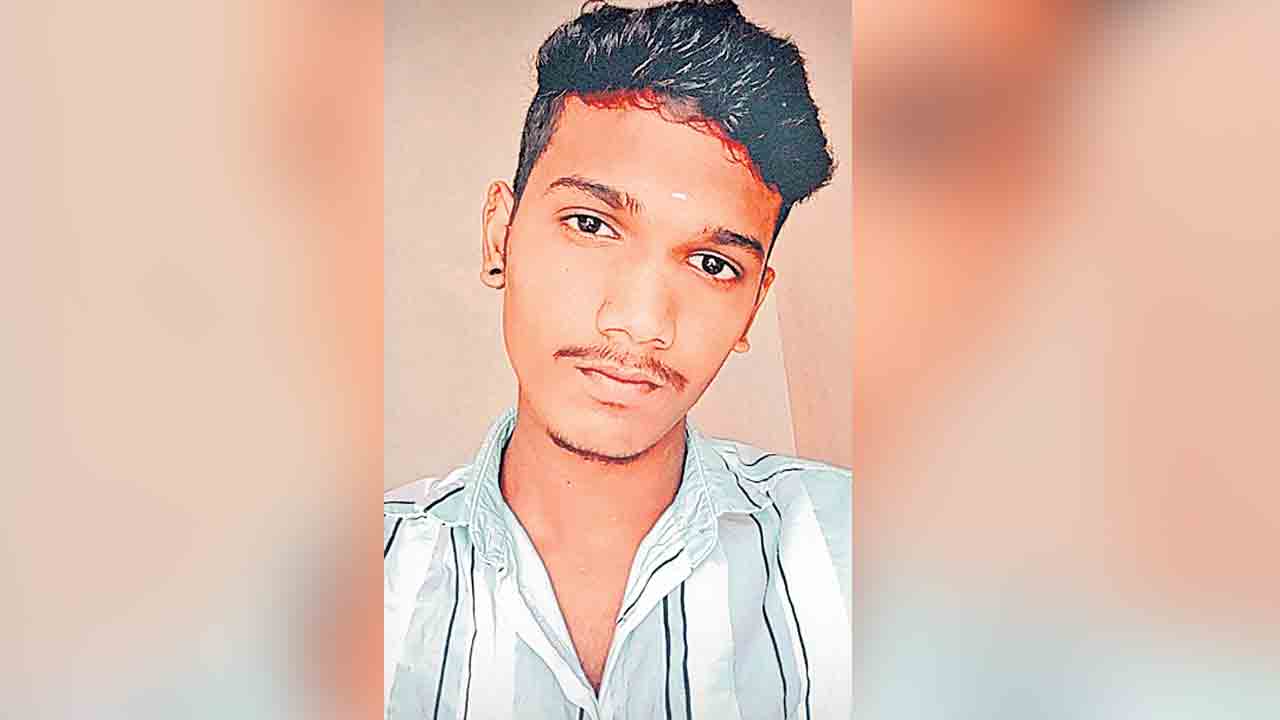 రోడ్డు ప్రమాదంలో విద్యార్థి దుర్మరణం