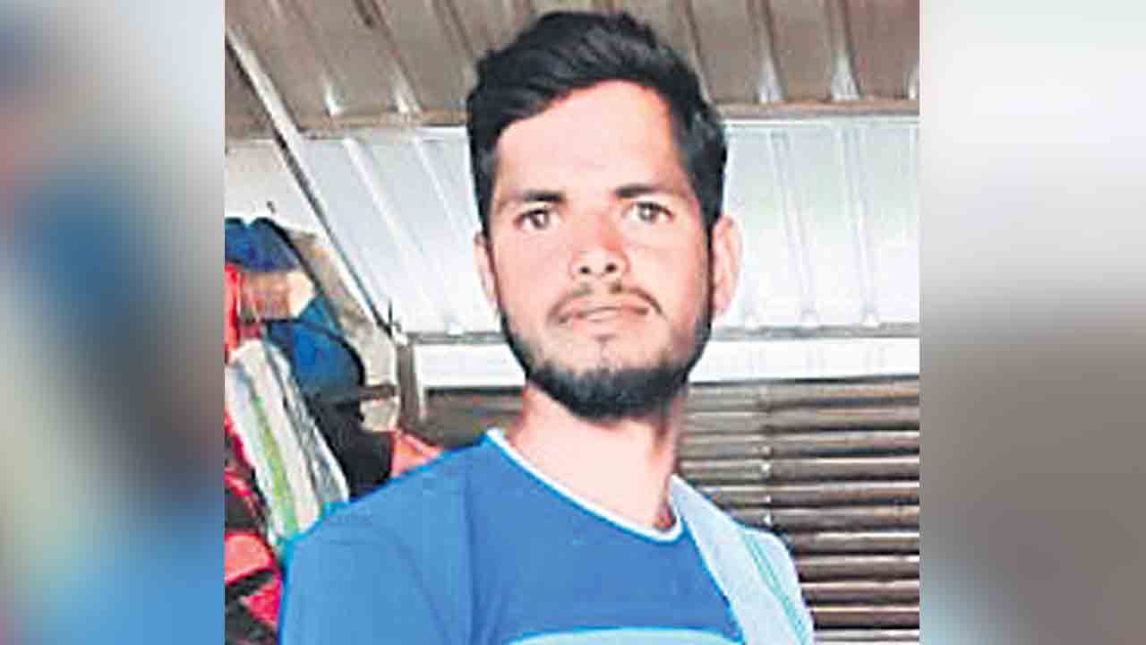 తోటి విద్యార్థిపై సహచరుల దాడి