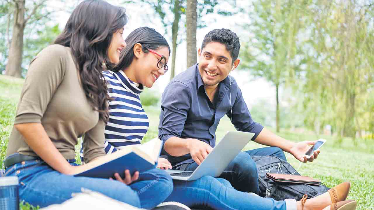 వర్ణానికి సాహిత్యపరమైన అర్థం ఏమిటి?