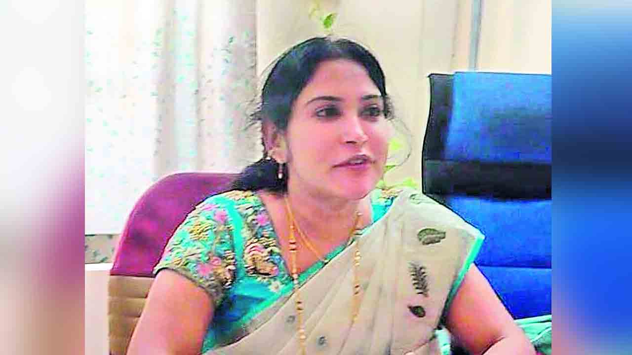 ఇన్‌చార్జి సబ్‌ రిజిస్ట్రార్‌గా సుజాత