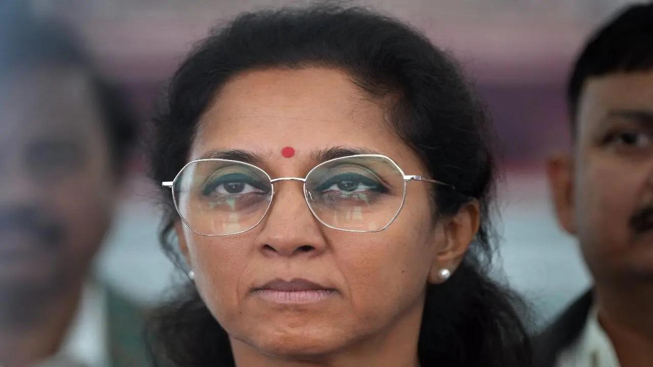 వంట గ్యాస్ ధ‌ర త‌గ్గింపు రాజ‌కీయ ఎత్తుగ‌డ : మోదీ స‌ర్కార్‌పై భ‌గ్గుమ‌న్న విప‌క్షం