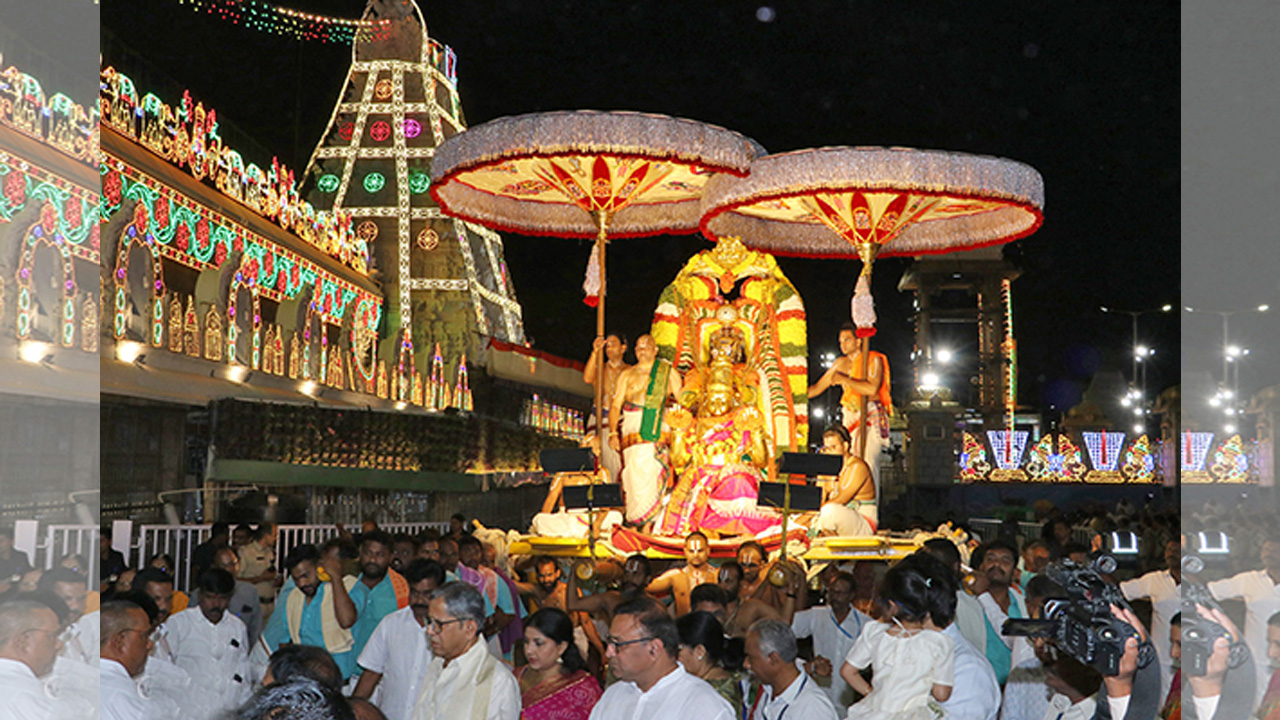 Garuda Seva | తిరుమలలో వైభవంగా పున్నమి గరుడ సేవ