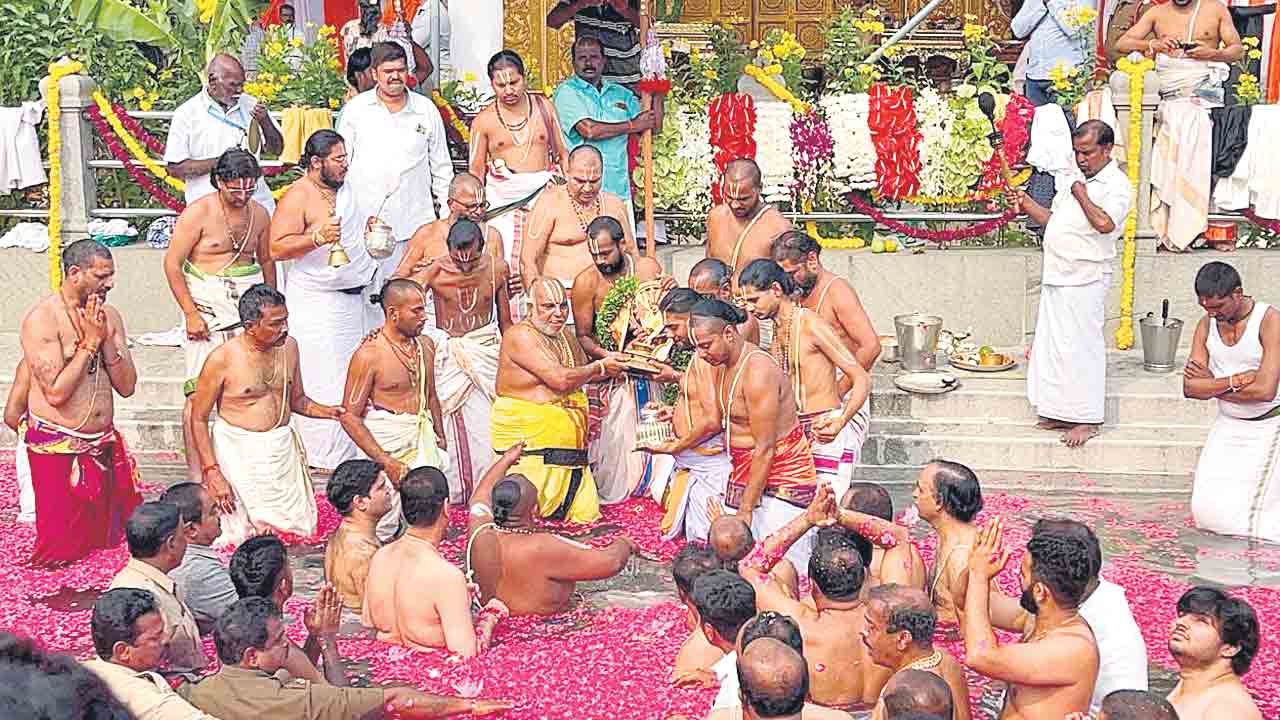 భక్తిశ్రద్ధలతో చక్రస్నానం