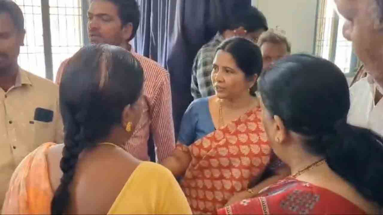 భూ సమస్యను పరిష్కరించాలంటూ పెట్రోల్ బాటిల్తో తహసీల్దార్ ఆఫీసుకు..!