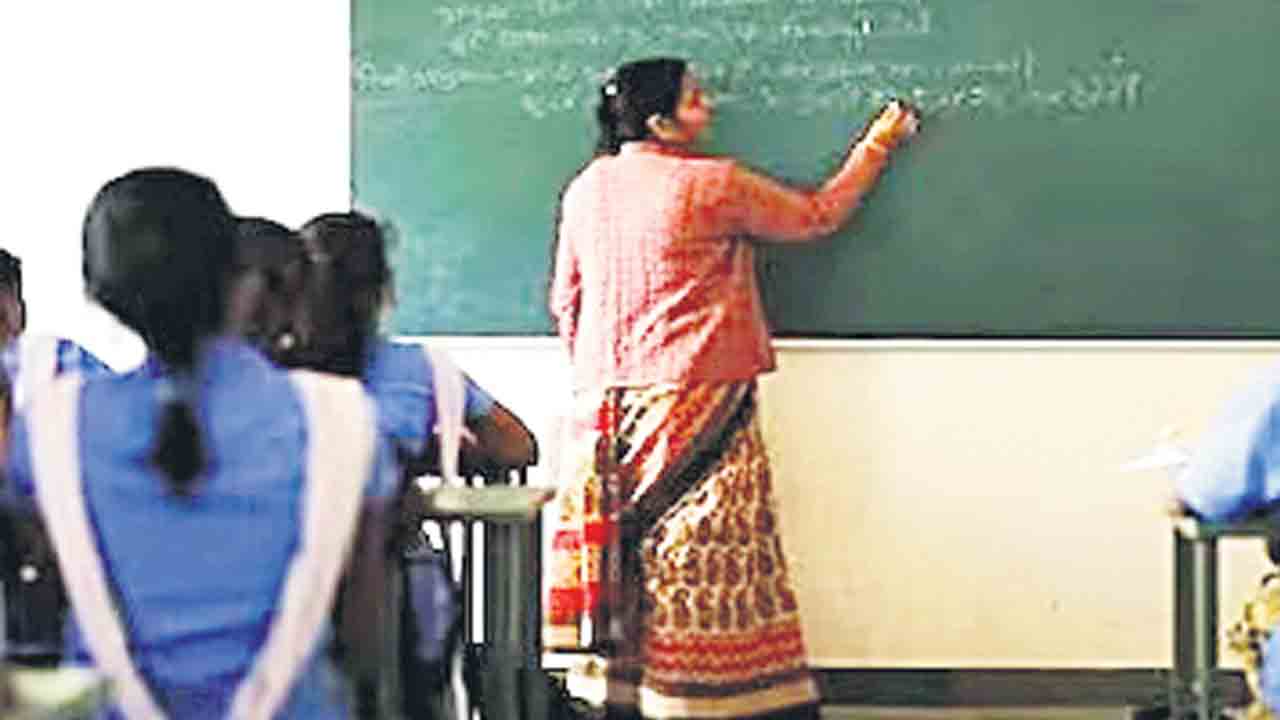 TS TET | సంబంధం లేని సబ్జెక్టుల నుంచి ప్రశ్నలు.. కాబోయే తెలుగు టీచర్లకు టెట్‌ తంటా