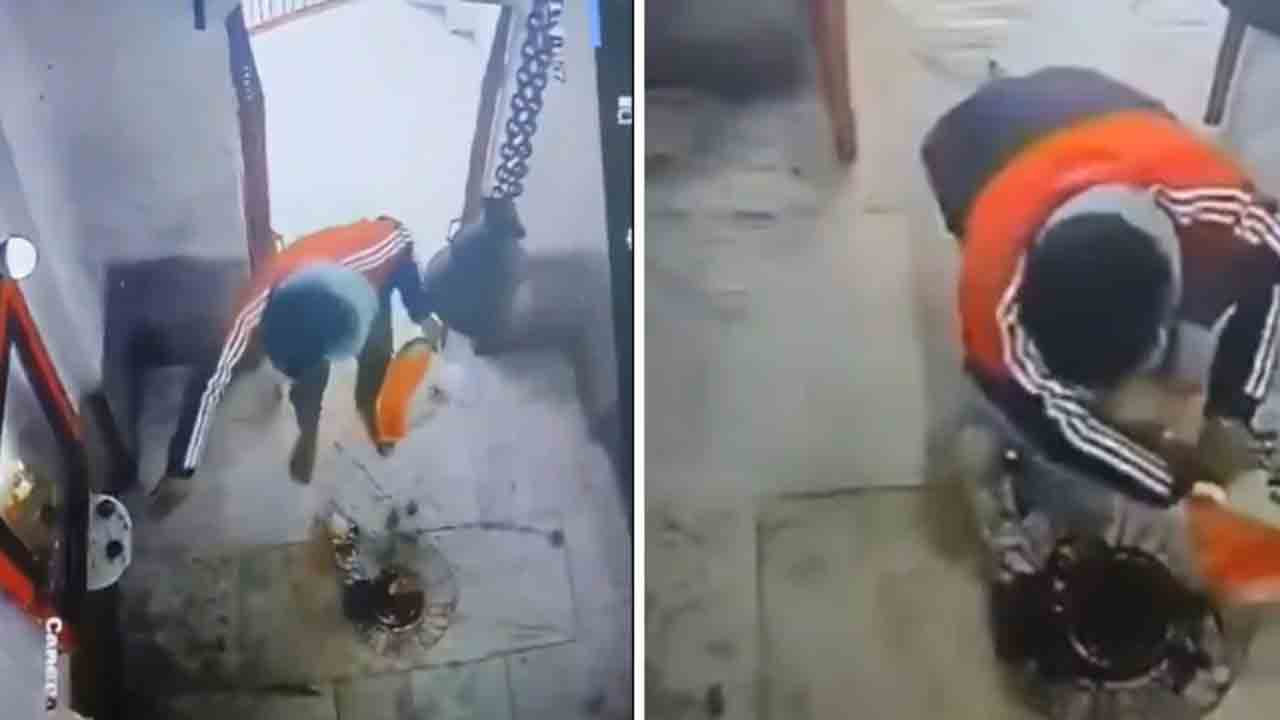 Watch: భక్తితో చోరి.. దేవుడ్ని ప్రార్థించి విగ్రహం దొంగిలించిన వ్యక్తి