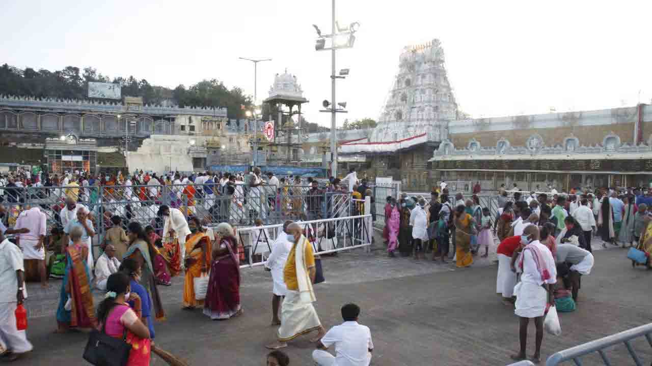 Tirumala | సిఫారసు లేఖల రద్దుతో భక్తులకు ఊరట.. నేరుగా క్యూలైన్ల ద్వారా దర్శనం