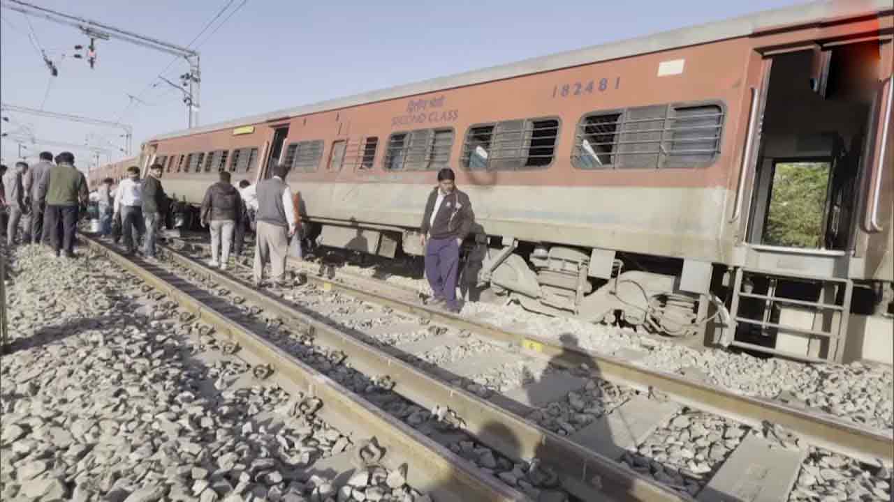 Sabarmati Superfast Express | పట్టాలు తప్పిన సబర్మతి సూపర్‌ఫాస్ట్‌ ఎక్స్‌ప్రెస్‌..