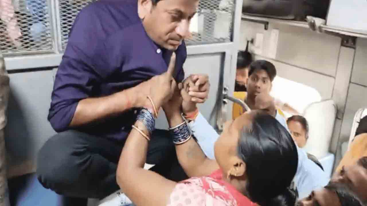 Train | రైల్లో సీటు కోసం గొడవ.. వ్యక్తి కాలర్‌ పట్టుకొని దుర్బాషలాడిన తల్లీకూతుళ్లు.. VIDEO